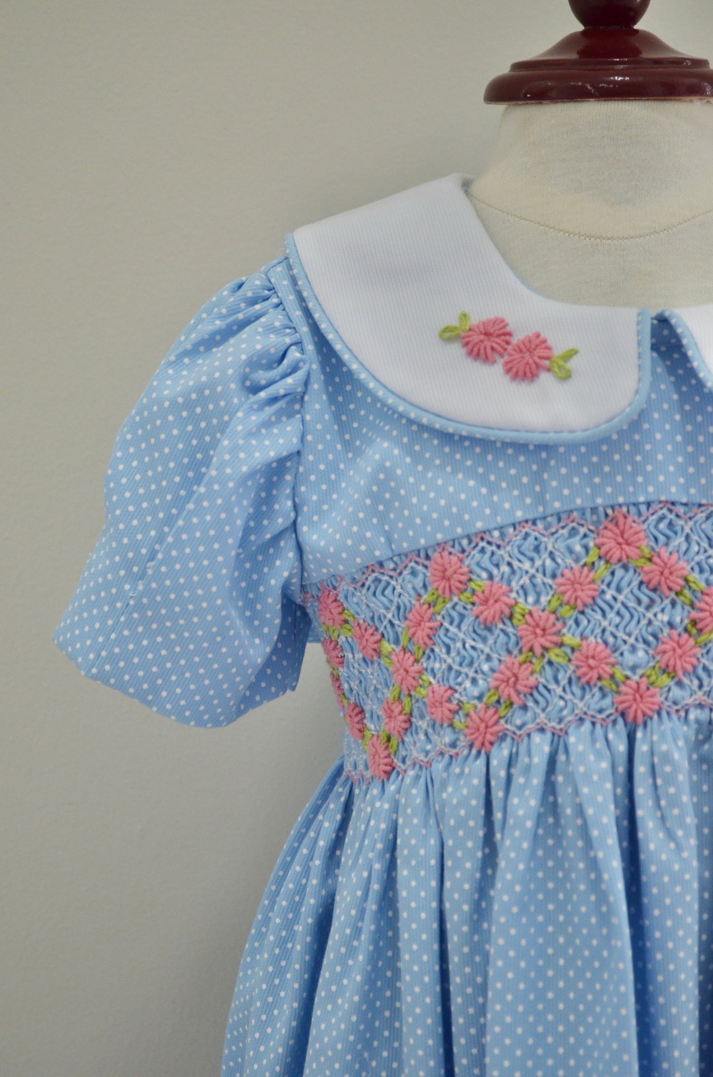 Vestido Anastasia en pique azul con cuello bordado