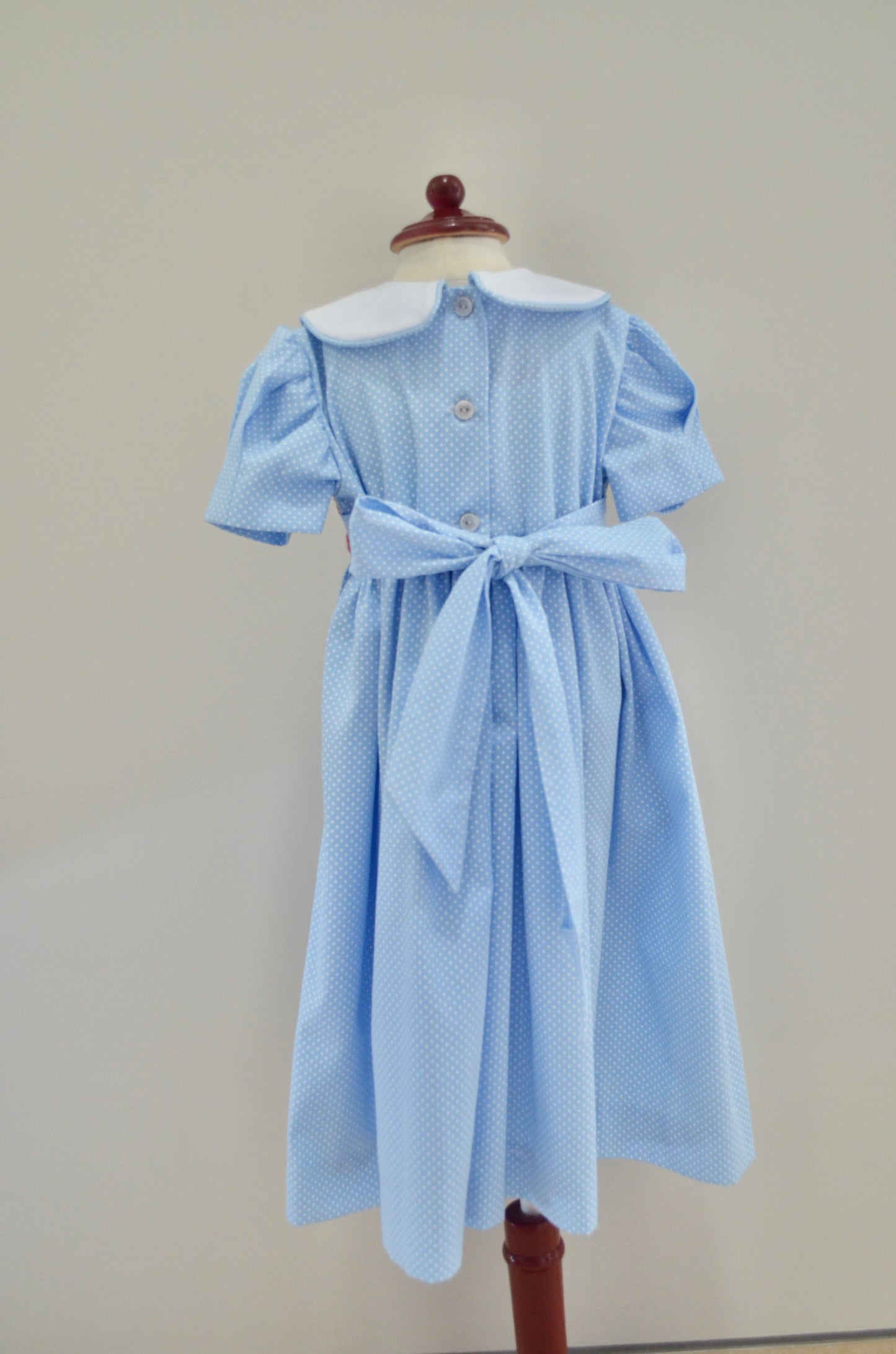 Vestido Anastasia en pique azul con cuello bordado