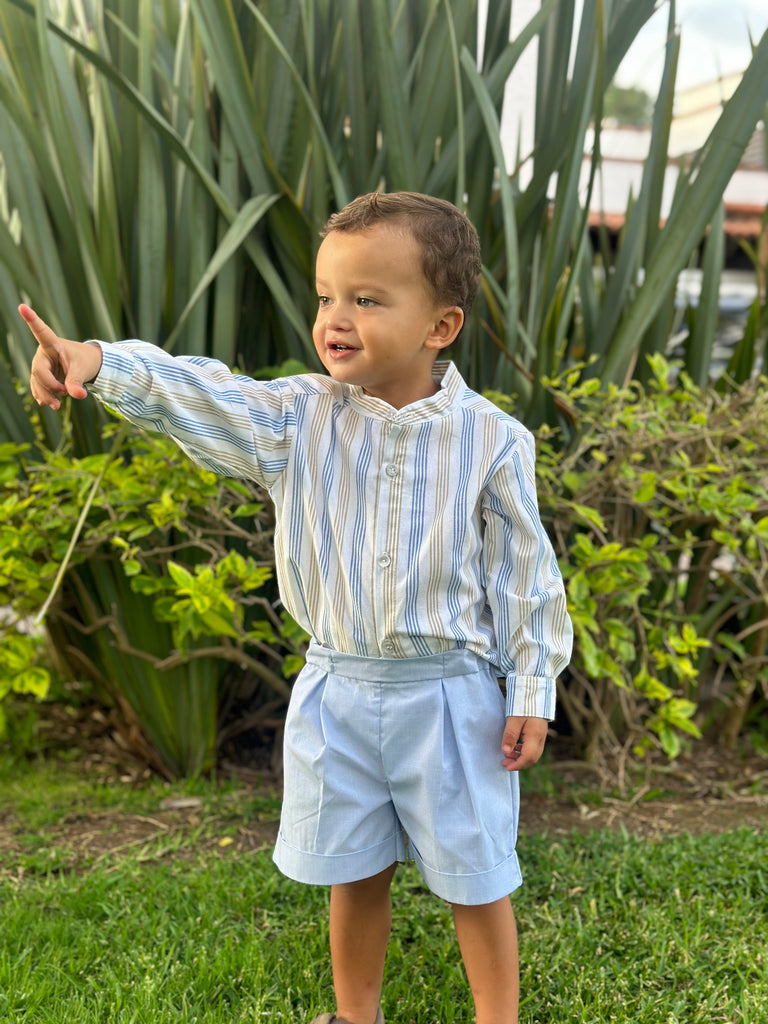 Trajecito con camisa en rallas y bermuda azul